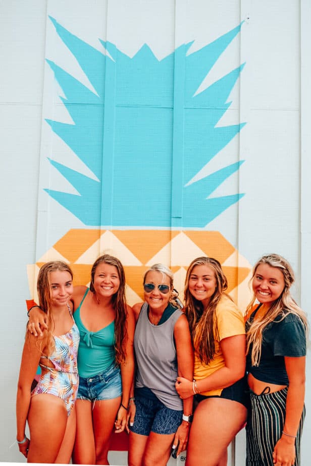 5 girls traveling in Hawaii