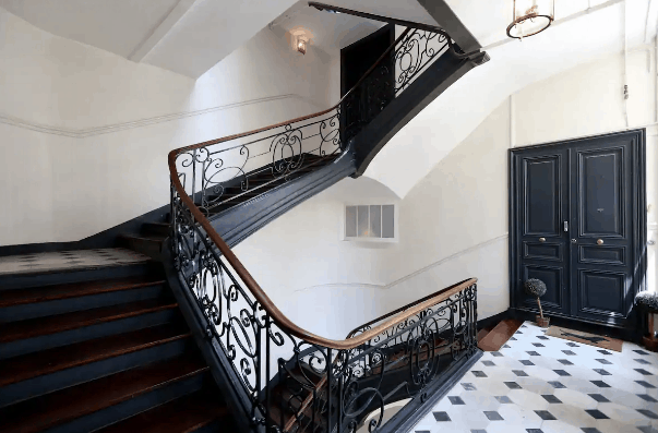 beautiful hallway in Airbnb in Paris