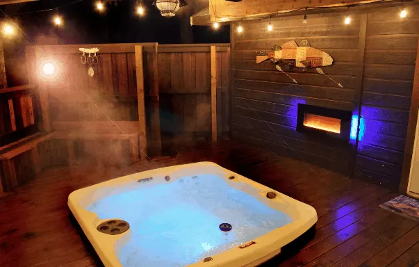 Hot tub in Oklahoma cabin rental