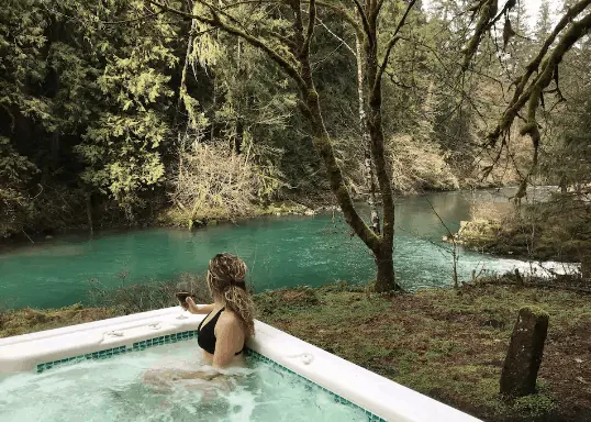 Hot tub cabin vacation rental Oregon