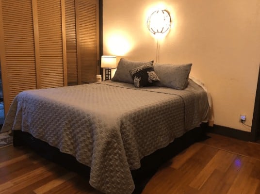 bed in a Studio apartment in Hilo
