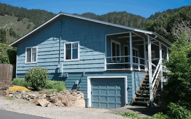 House with mountain backdrop in Stinson